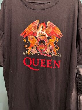 Que Black Tee with Red and Orange Crest Graphic